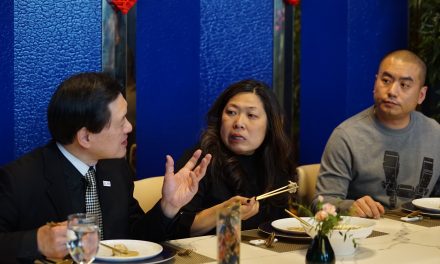 伍凤仪部长奔波为华人餐饮业忙，呼吁大家齐来支持，帮助商家度过难关