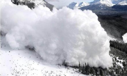 落基山庄发生雪崩！四名登山者获救An avalanche in Rocky Mountain, four climbers were rescued