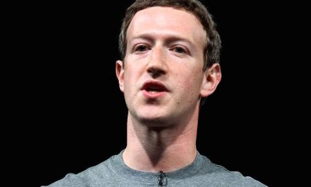 扎克伯格正式道歉买下九家报纸版面大声说Sorry/Zuckerberg formally apologized for buying nine newspaper pages and saying loudly that Sorry