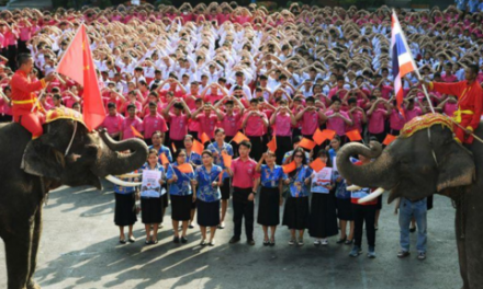 泰国”硬核”声援中国抗疫：大象头顶五星红旗 三千学生齐比心